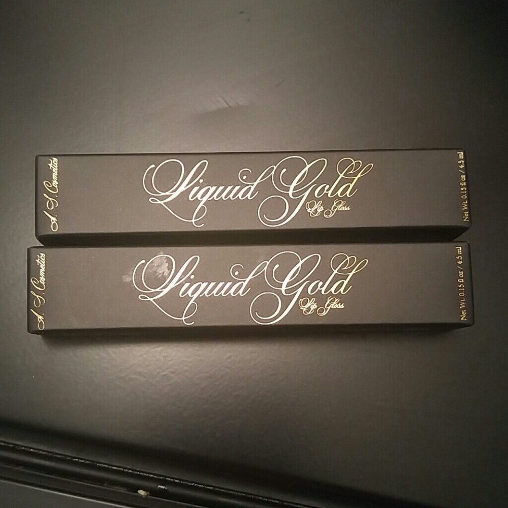 Amber Scholl cosmetics lip gloss